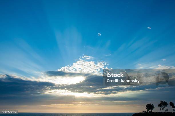 Raggio Di Sole Attraverso Le Nuvole - Fotografie stock e altre immagini di Ambientazione esterna - Ambientazione esterna, Ambientazione tranquilla, Ambiente