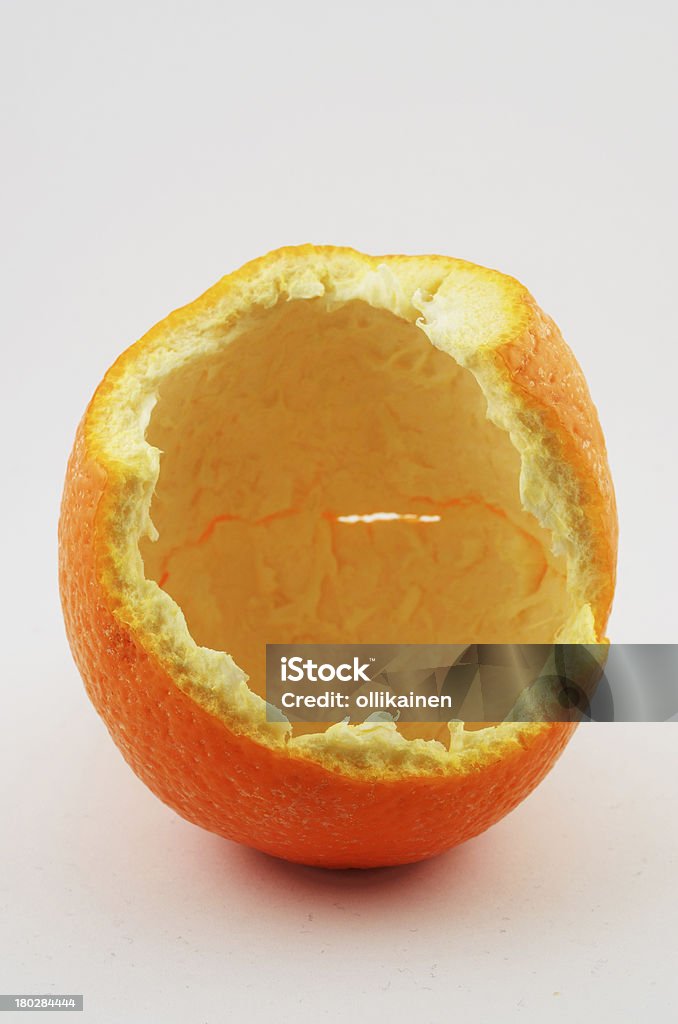 orange peel sobre un fondo de neutro - Foto de stock de Alimento libre de derechos