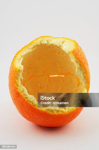 Orange Peel Sobre Un Fondo De Neutro Foto de stock y más banco de imágenes de Alimento - Alimento, Comida sana, Espiral