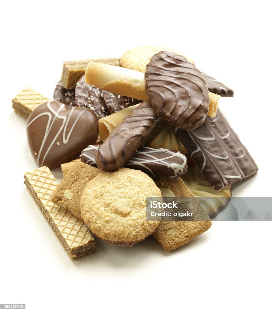 Un assortiment de biscuits et chocolat et de noix sur un arrière-plan blanc - Photo de Aliment libre de droits