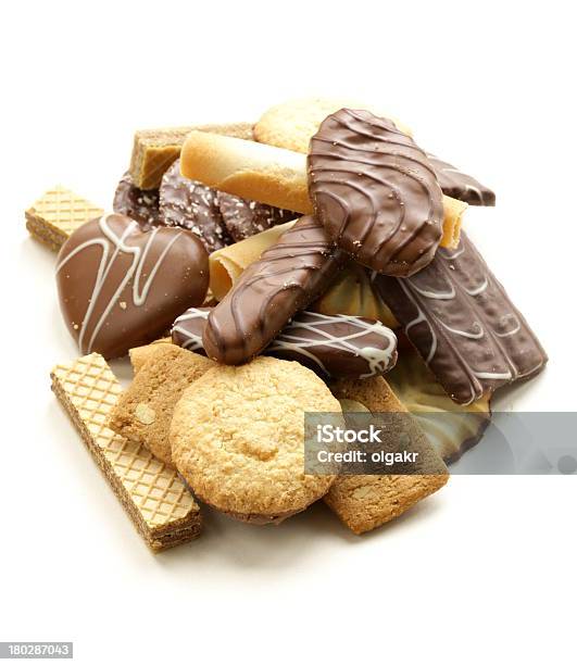 Photo libre de droit de Un Assortiment De Biscuits Et Chocolat Et De Noix Sur Un Arrièreplan Blanc banque d'images et plus d'images libres de droit de Aliment