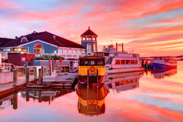Old Town Alexandria Harbor Alexandria is a city in the northern region of Virginia. It is 7 miles south of downtown Washington, D.C. historic-district stock pictures, royalty-free photos & images