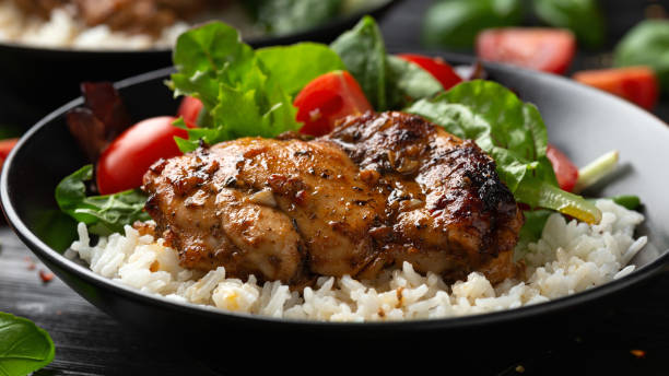 muslos de pollo balsámicos al horno con arroz y verduras - caprese salad salad restaurant vinegar fotografías e imágenes de stock