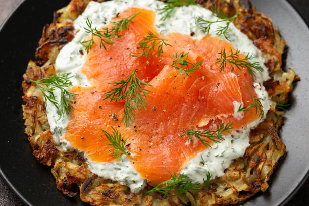 batata rosti com molho de iogurte de endro e salmão defumado - roesti - fotografias e filmes do acervo