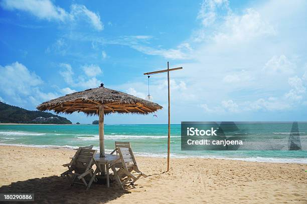 La Playa Cerca Del Aeropuerto Internacional De Phuket Foto de stock y más banco de imágenes de Agua