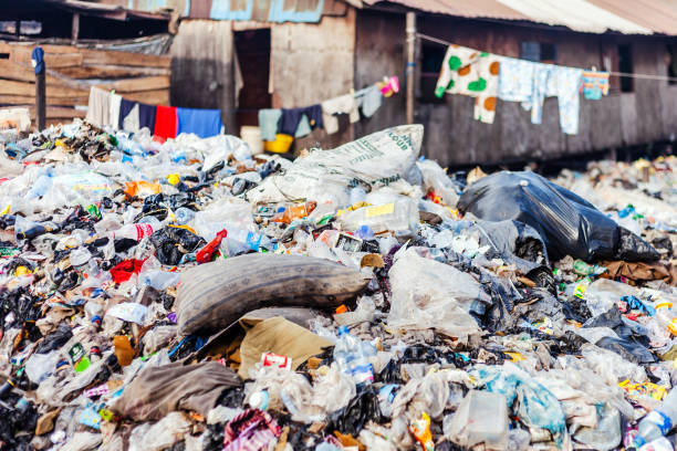 favela da cidade africana, muito lixo - lagos, nigéria - poverty ugliness residential structure usa - fotografias e filmes do acervo