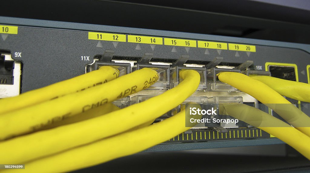 Cabos de Ethernet são RJ45-se conectado com a internet chave - Foto de stock de Azul royalty-free
