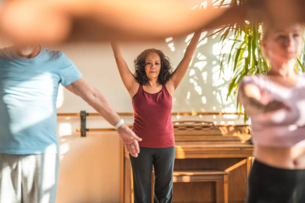 vieillir en santé : un groupe de yoga multiculturel qui s’engage dans le conditionnement physique et le plaisir - 16017 photos et images de collection