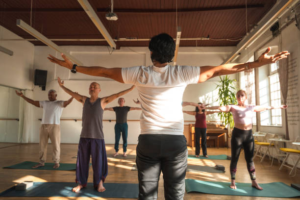 años dorados: personas mayores activas cosechando los beneficios del yoga - senior adult 60 65 years people occupation fotografías e imágenes de stock