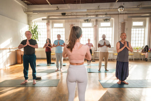 goldene jahre: aktive senioren profitieren von den vorteilen von yoga - 30s women asian ethnicity 35 40 years stock-fotos und bilder