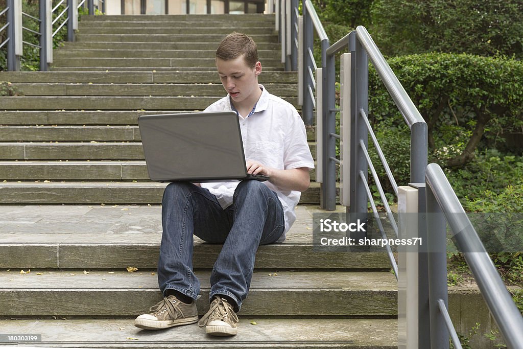 Junger Mann ordinateur portable 1 - Photo de Adulte libre de droits