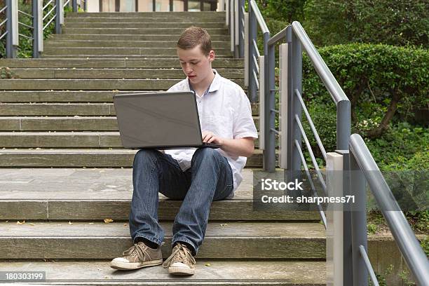 Junger Mann Portátil 1 - Fotografias de stock e mais imagens de Adulto - Adulto, Aluno da Universidade, Ao Ar Livre