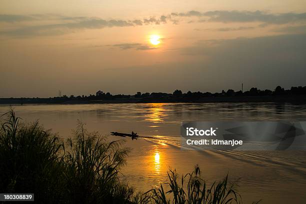 Zachód Słońca W River - zdjęcia stockowe i więcej obrazów Czerwony - Czerwony, Dorosły, Fotografika