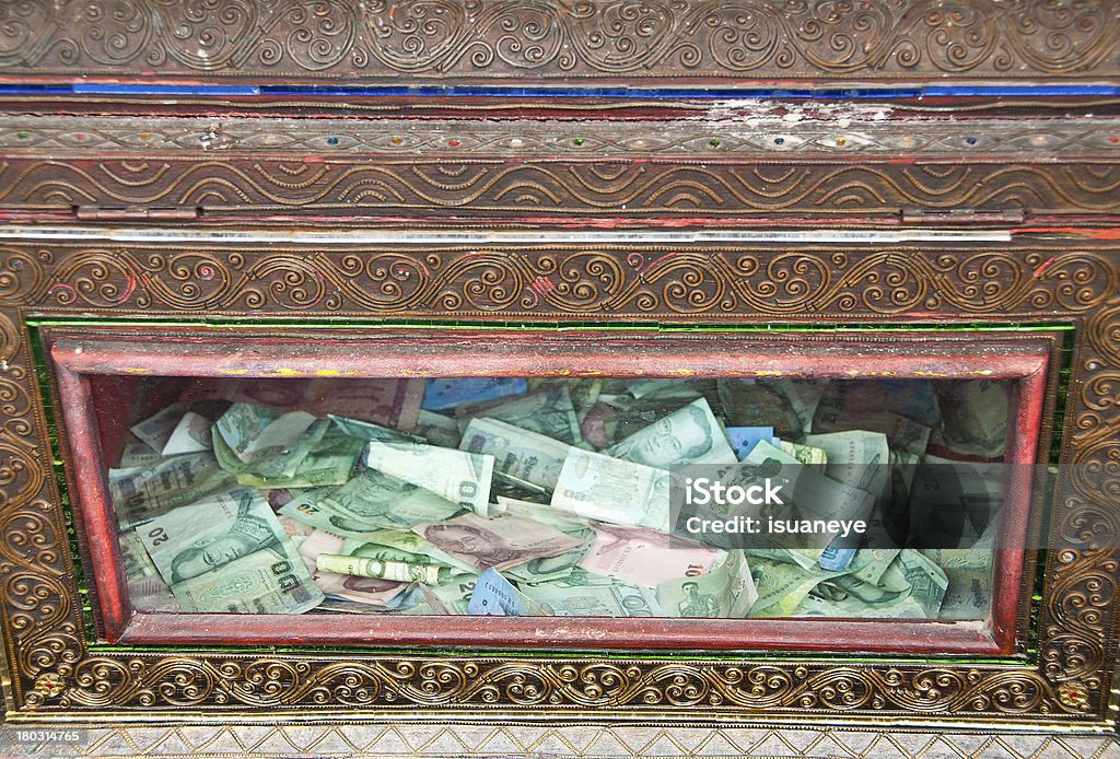 Caja de madera antigua donar. - Foto de stock de Antigualla libre de derechos