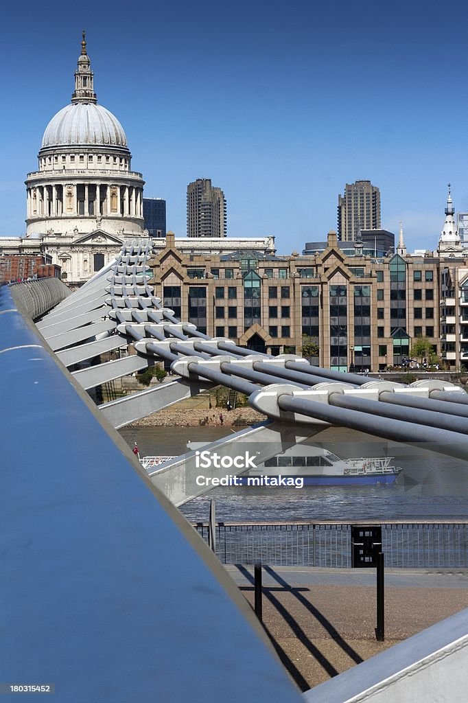 Londres, millenium bridge - Foto de stock de Antigo royalty-free