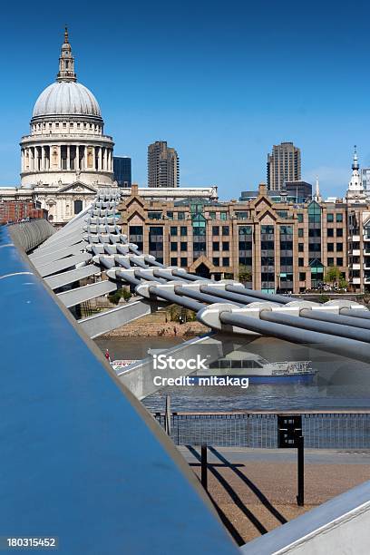 Foto de Londres Millenium Bridge e mais fotos de stock de Antigo - Antigo, Arquitetura, Azul