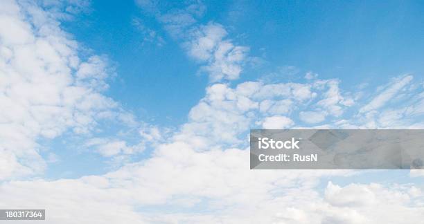 Azul Sky Foto de stock y más banco de imágenes de Abstracto - Abstracto, Aire libre, Azul