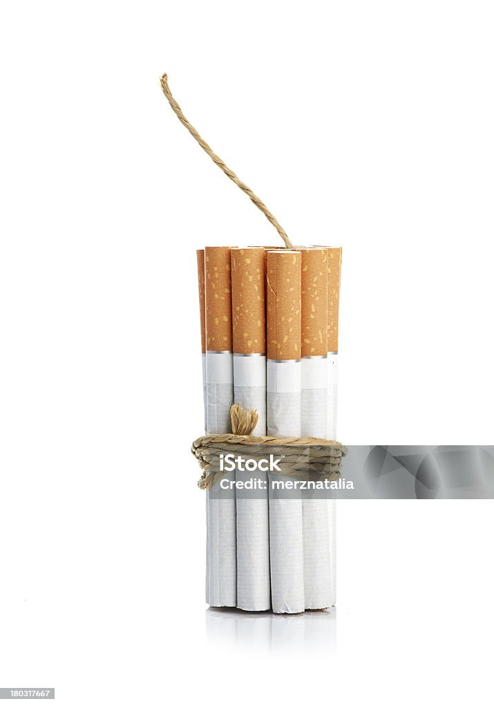 Zigaretten gebunden mit Seil und wick, isoliert auf weiss - Lizenzfrei Ausfallschritt Stock-Foto