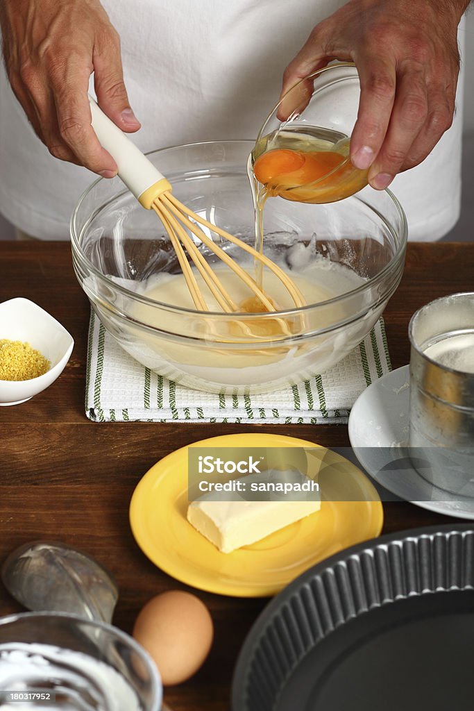 Rendendo Panna acida Torta al limone - Foto stock royalty-free di Adulto