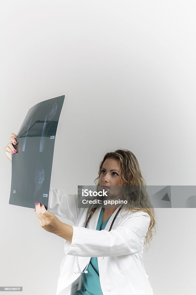 Medico esaminando l'immagine a raggi X - Foto stock royalty-free di Affari