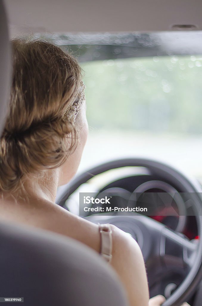 Widok z tyłu kobiety driver - Zbiór zdjęć royalty-free (Czynność)