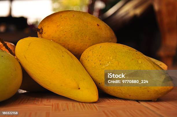 Primo Piano Di Mango Nativo Di Frutta Tropicale In Un Mercato Aperto Tailandia - Fotografie stock e altre immagini di Agricoltura