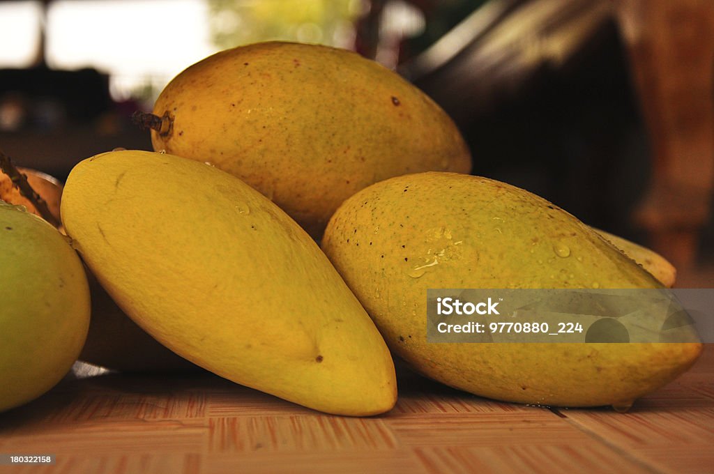 Zbliżenie mango, native owoców tropikalnych na otwartym rynku w Tajlandii - Zbiór zdjęć royalty-free (Bez ludzi)