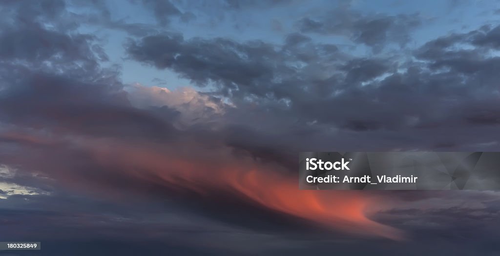 Sonnenuntergang mit Wolken. - Lizenzfrei Abenddämmerung Stock-Foto