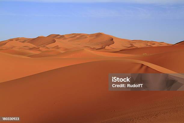 Foto de Erg Chebbi e mais fotos de stock de Abandonado - Abandonado, Areia, Arábia