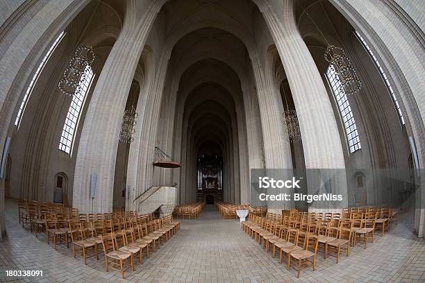 Interno Chiesa Grundtvig Copenhagen Danimarca - Fotografie stock e altre immagini di Ambientazione tranquilla - Ambientazione tranquilla, Chiesa, Composizione orizzontale