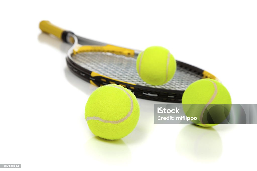 Raquette de Tennis et balles sur blanc - Photo de Balle de tennis libre de droits