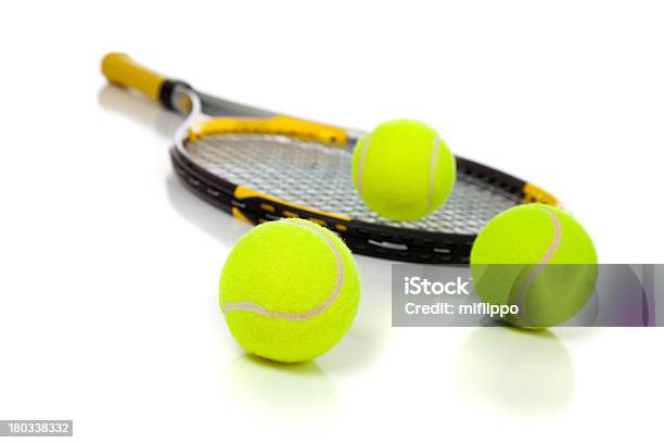 Photo libre de droit de Raquette De Tennis Et Balles Sur Blanc banque d'images et plus d'images libres de droit de Balle de tennis - Balle de tennis, Balle ou ballon, Blanc