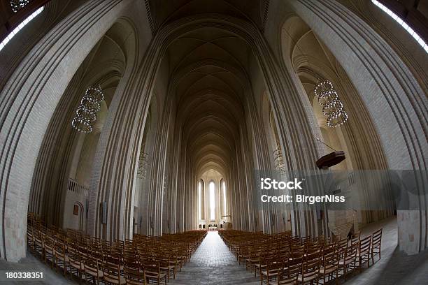 El Interior De La Iglesia Grundtvig Copenhague Dinamarca Foto de stock y más banco de imágenes de Copenhague