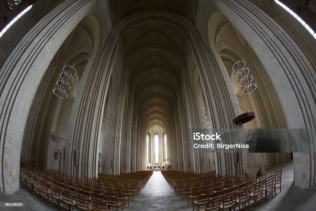 Dentro Grundtvig Igreja, Copenhague, Dinamarca - Foto de stock de Cena de tranquilidade royalty-free