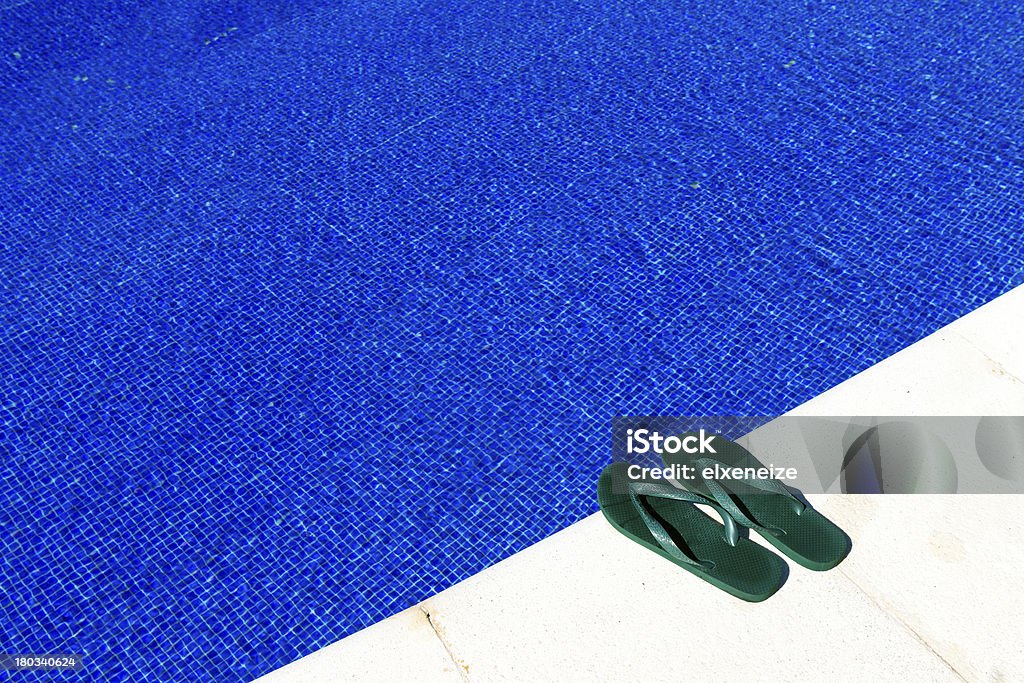 Piscina com flip-flops - Royalty-free Ao Lado da Piscina Foto de stock