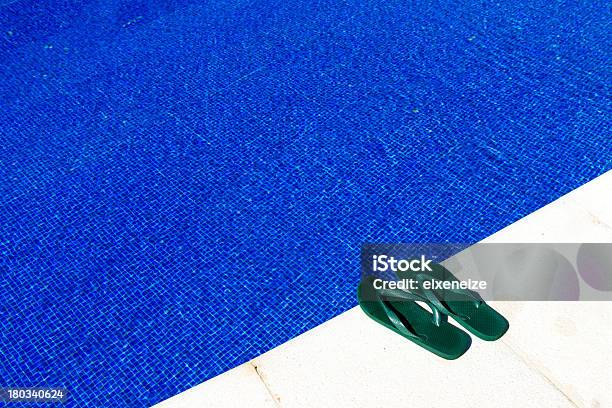 Piscina Com Flipflops - Fotografias de stock e mais imagens de Ao Lado da Piscina - Ao Lado da Piscina, Azul, Chinelo