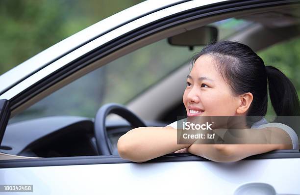 Mulher Feliz Motorista De Carro - Fotografias de stock e mais imagens de Adulto - Adulto, Asiático e indiano, Beleza