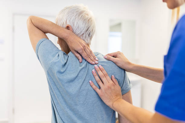 fisioterapeuta haciendo tratamiento de curación en la espalda de la mujer. paciente de dolor de espalda, tratamiento, médico que consulta con el paciente problemas de espalda concepto de fisioterapia - backache chiropractic adjustment pain women fotografías e imágenes de stock