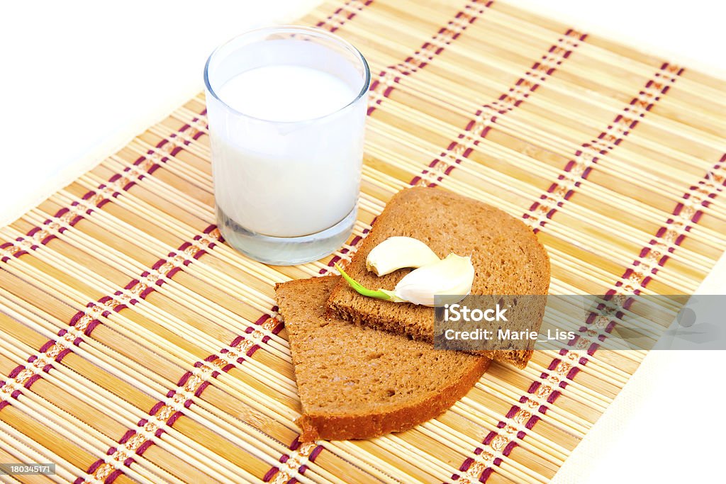 Pan con ajo y vaso de leche - Foto de stock de Ajo libre de derechos