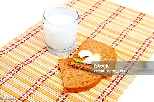 Foto de Pão De Alho E Copo De Leite e mais fotos de stock de Alho - Alho, Alimentação Saudável, Bebida