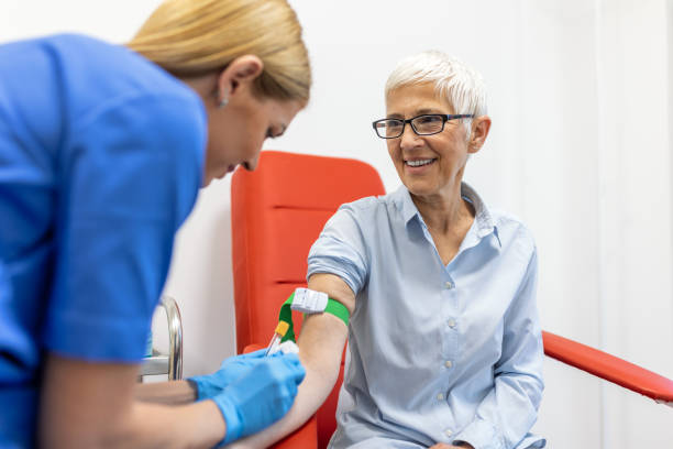 technolog medyczny wykonujący usługi pobierania krwi dla pacjenta. asystent laboratoryjny w sterylnych gumowych rękawicach pobierający próbkę krwi od pacjenta. - blood sample blood tube pathologist zdjęcia i obrazy z banku zdjęć