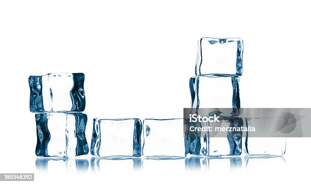 Cubos De Hielo Aislados En Blanco Foto de stock y más banco de imágenes de Azul - Azul, Derretirse, Escarcha