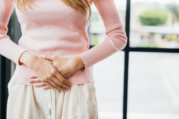 Dor de estômago da mulher triste da menstruação - foto de acervo