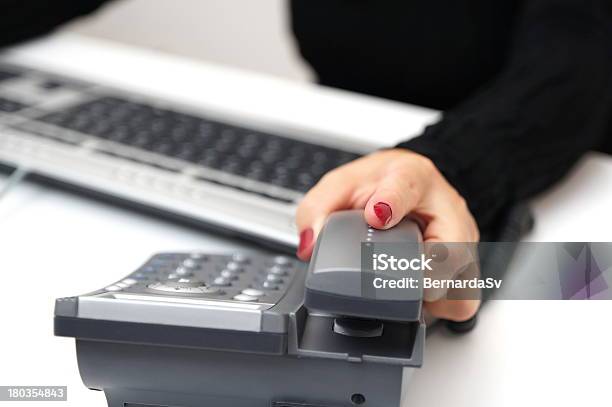 Mulher De Negócios Está A Levantar Telefone No Escritório - Fotografias de stock e mais imagens de A usar um telefone