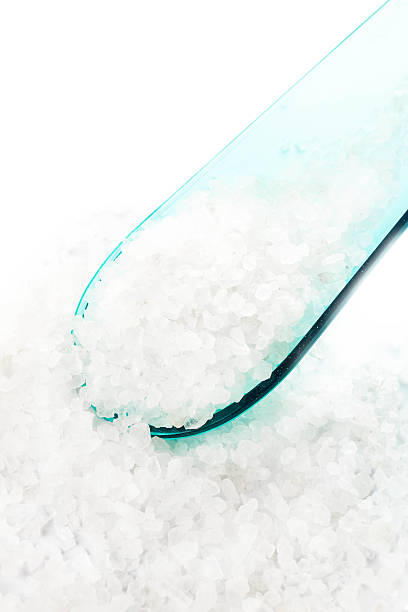 cristais de sal do mar em colher de sorvete-cíano - salt crystal spoon food imagens e fotografias de stock