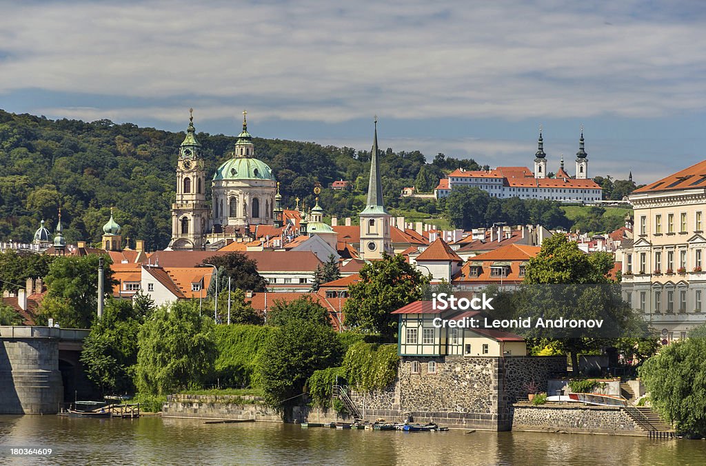 Com vista para a igreja St. Nicholas e Mosteiro de Strahov em Praga - Foto de stock de 2013 royalty-free