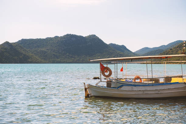 small fishing boat - rowboat nautical vessel small motorboat imagens e fotografias de stock