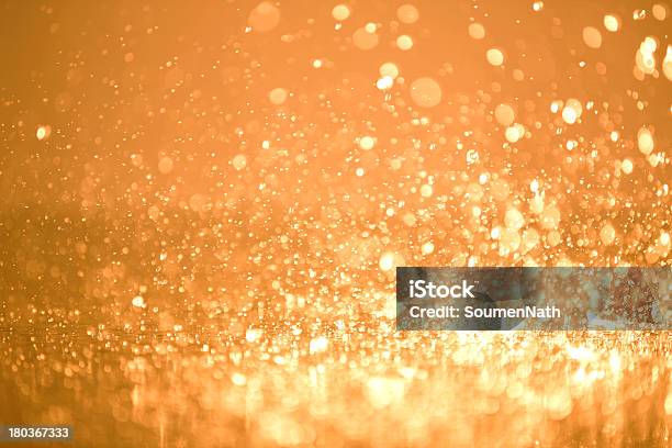 Defocus Di Da Pioggia E Splattersfondo - Fotografie stock e altre immagini di Arancione - Arancione, Dorato - Colore descrittivo, Oro - Metallo