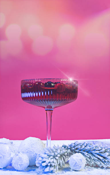 świąteczny koktajl z czerwoną żurawiną z mroźnymi szyszkami sosny - świąteczna atmosfera sezonowego drinka - ambiance zdjęcia i obrazy z banku zdjęć