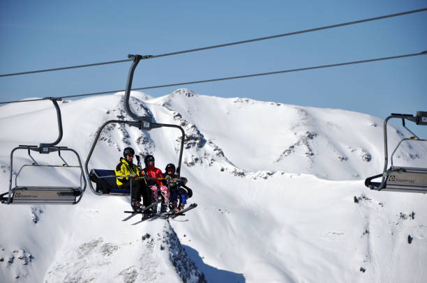 esquiadores subindo com um teleférico nos alpes - 31984 - fotografias e filmes do acervo